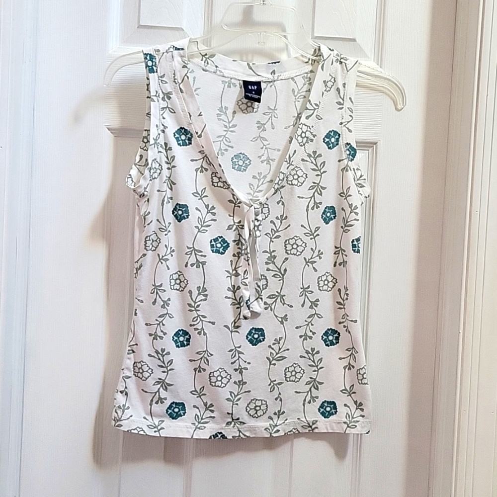GAP Beautiful Sleeveless Summer Top with flowers 💐